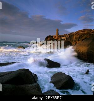 Leuchtturm über stürmischem Meer an der rosafarbenen Granitküste, Ploumanac`h, Cotes d`Armor, Bretagne, Frankreich Stockfoto